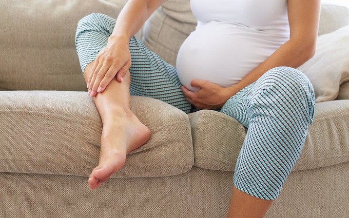 Phù chân khi mang thai có nguy hiểm không?