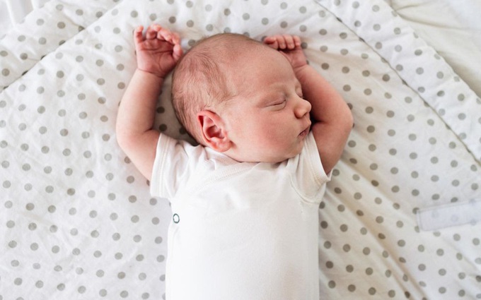 Mách mẹ 7 cách giúp trẻ sơ sinh ngủ ngon giấc vào ban đêm đơn giản 