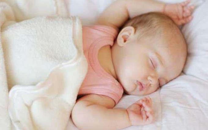 Mẹ lưu ý các cách đánh thức bé sơ sinh dậy bú an toàn
