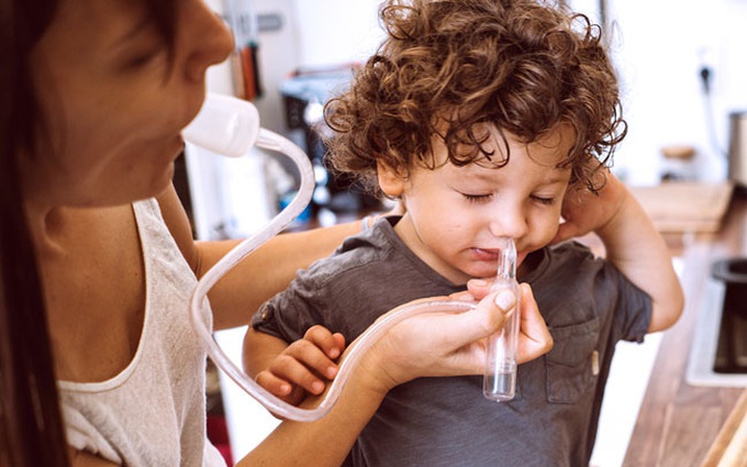 Một trẻ ngừng thở do cha mẹ rửa mũi sai cách: Chuyên gia cảnh báo gì?