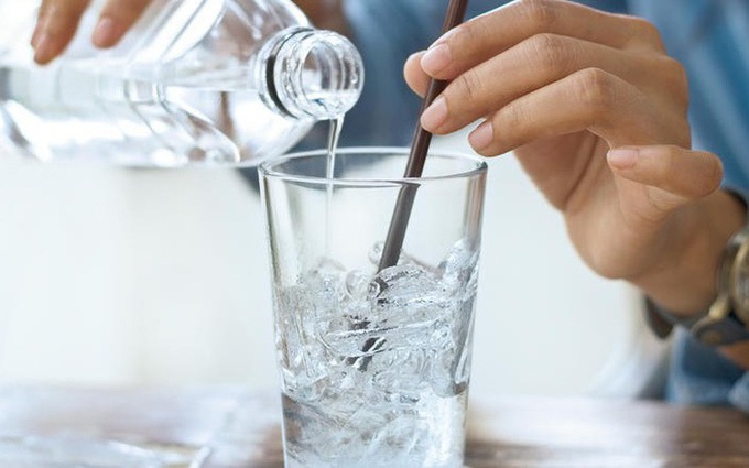 "Uống nước lạnh sau ăn gây hại tim": Chuyên gia tim mạch Bệnh viện E nói gì?