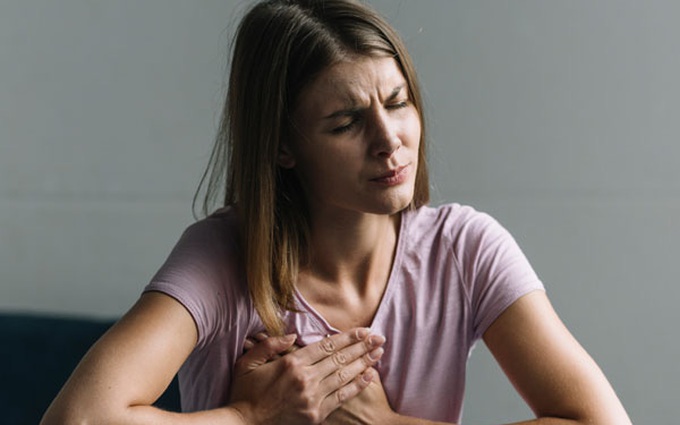 Cảnh báo nguy hiểm từ những cơn đau ngực ở nữ giới
