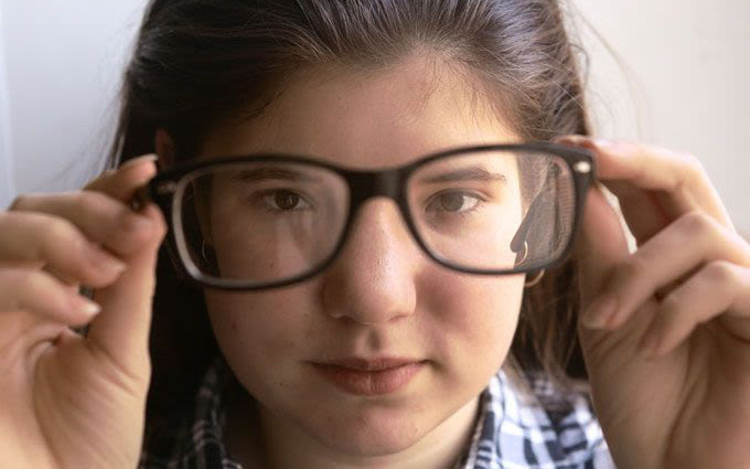 Có phải bạn đang cảm thấy mỏi mắt vì phải đọc nhiều sách hoặc làm việc trên máy tính? Hãy khám phá ngay bộ sưu tập kính cận đẹp mắt tại đây để có thể giảm thiểu tác động đến thị lực của bạn nhé!
