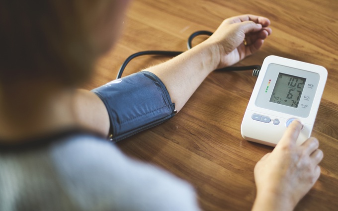 Bị cao huyết áp tự đo ở nhà được không? Mẹo hay tự đo huyết áp tại nhà chính xác nhất