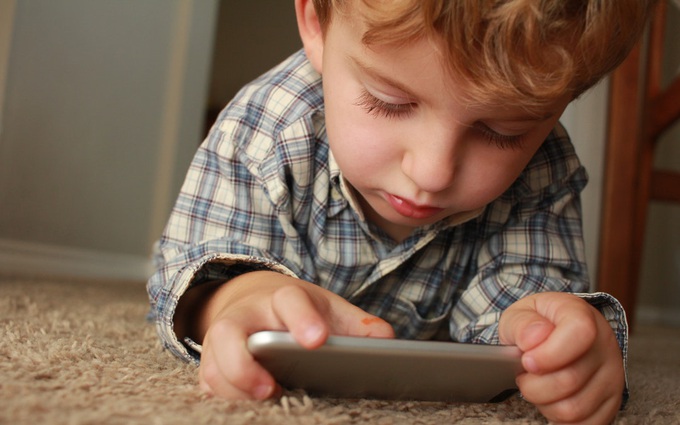Nghiện điện thoại và cách hạn chế thời gian sử dụng điện thoại ở trẻ