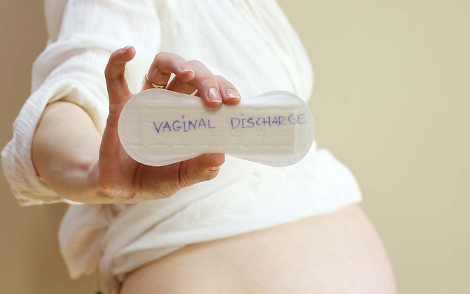 Hiện tượng ra huyết trắng khi mang thai, mẹ bầu cần làm gì?