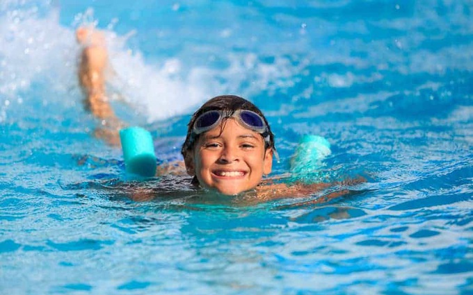 Đi bơi vào mùa hè có làm tăng nguy cơ mắc covid-19 hay không?