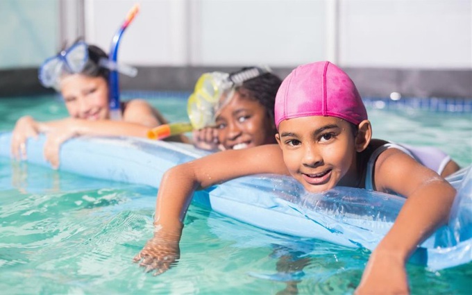 Những lợi ích tuyệt vời đối với sức khỏe khi cho trẻ đi bơi vào mùa hè