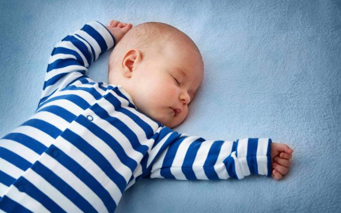 Trẻ sơ sinh có nên nằm gối không? Có nên cho trẻ dùng gối chống bẹp đầu không?