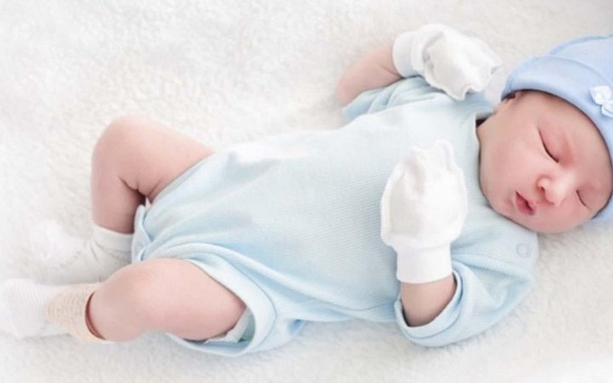 Có nên đeo bao tay cho trẻ sơ sinh không? Những thói quen hại nhiều hơn lợi cha mẹ thường mắc