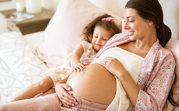 Ra máu như hành kinh khi mang thai, mẹ bầu cần biết những nguy hiểm nào?