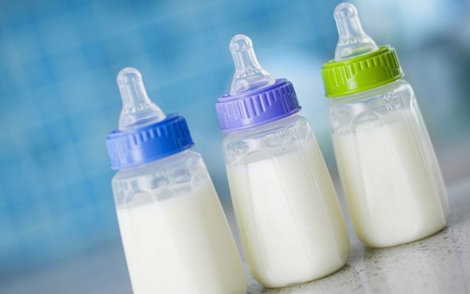 Giải đáp với mẹ cho con bú: Sữa mẹ loãng có đủ chất không?