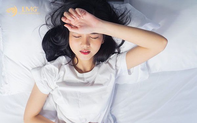 Toát mồ hôi khi ngủ có nguy hiểm không? Những điều cần biết về toát mồ hôi khi ngủ