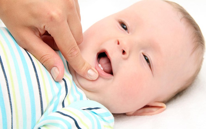 Phụ huynh cần làm gì khi trẻ sốt mọc răng?