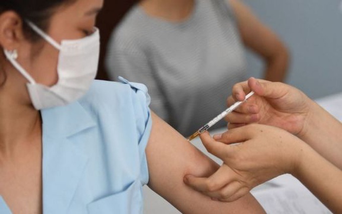 Bị dị ứng nổi mề đay có tiêm vắc xin COVID-19 không? Người dị ứng cần biết gì trước và sau khi tiêm vaccine?