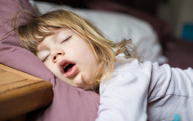 Trẻ bị nghẹt mũi khó thở khi ngủ phải làm sao?