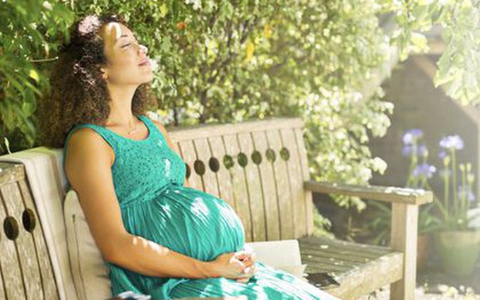 Thường xuyên tắm nắng giúp mẹ bầu giảm nguy cơ sinh non, dị tật thai nhi