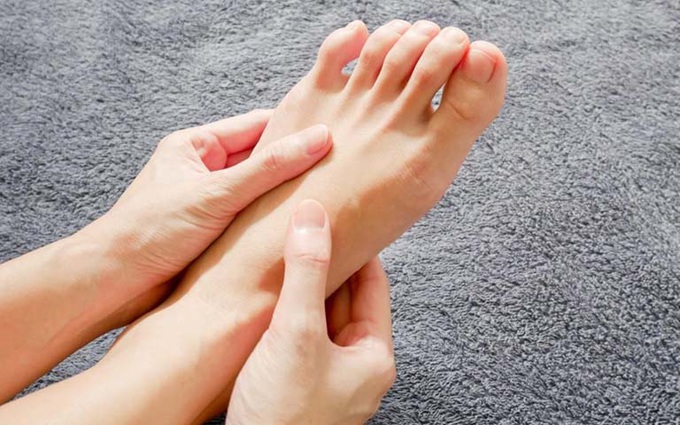 4 mẹo hay giúp loại bỏ tình trạng tê bì chân tay
