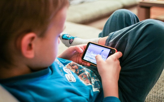 Trẻ bị mắc hội chứng rối loạn vận động (tic) do xem tivi, sử dụng điện thoại nhiều