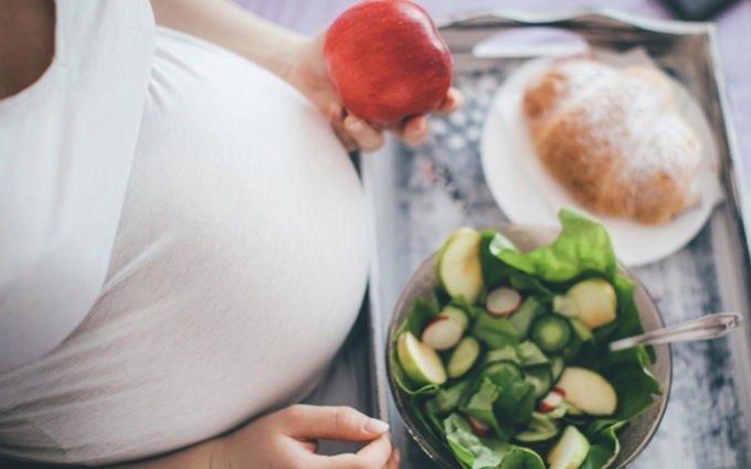 Chế độ dinh dưỡng khi mang thai lành mạnh giúp phòng tránh sinh con nhẹ cân