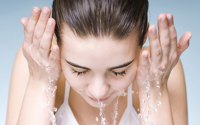 Cách trị dị ứng da mặt bằng nước muối an toàn, hiệu quả