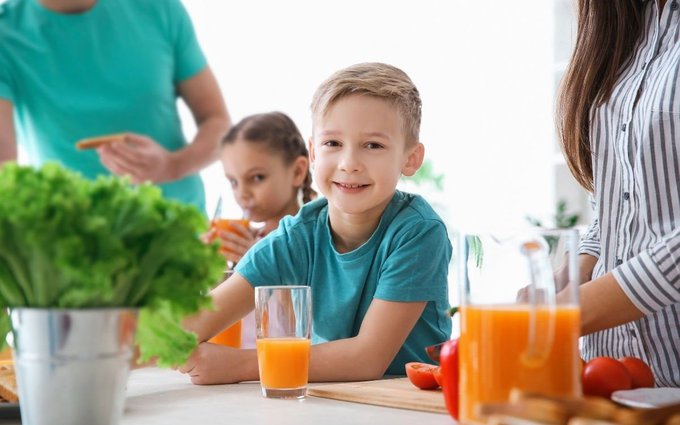 Để tăng cường sức khoẻ giao mùa cho trẻ, cha mẹ nên bổ sung 5 loại đồ uống này