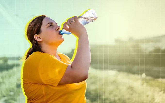 [Infographics] Dấu hiệu cho thấy bạn đang uống quá nhiều nước