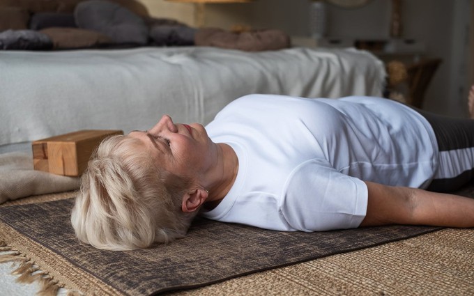 Ngủ trên sàn nhà tốt hay có hại cho sức khoẻ?