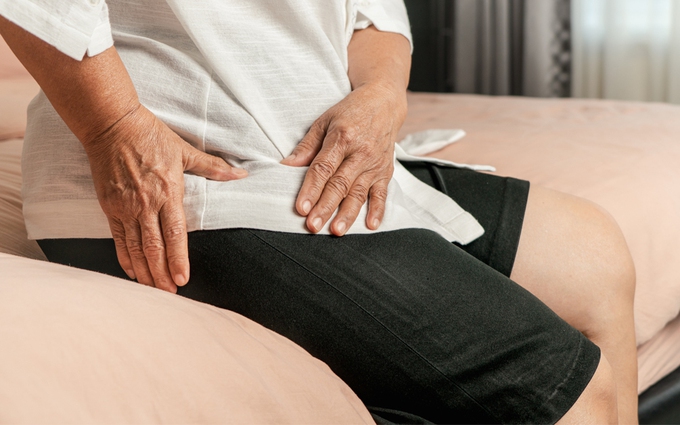 Cơn đau nhức hông lan xuống chân cảnh báo điều gì về sức khỏe của bạn?