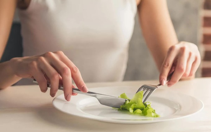 7 dấu hiệu cho thấy bữa ăn đang không đủ calo khiến sức khỏe giảm sút