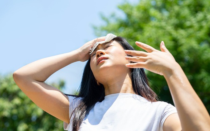 Phân biệt say nắng và kiệt sức do nắng nóng để can thiệp sớm, tránh nguy hiểm tính mạng