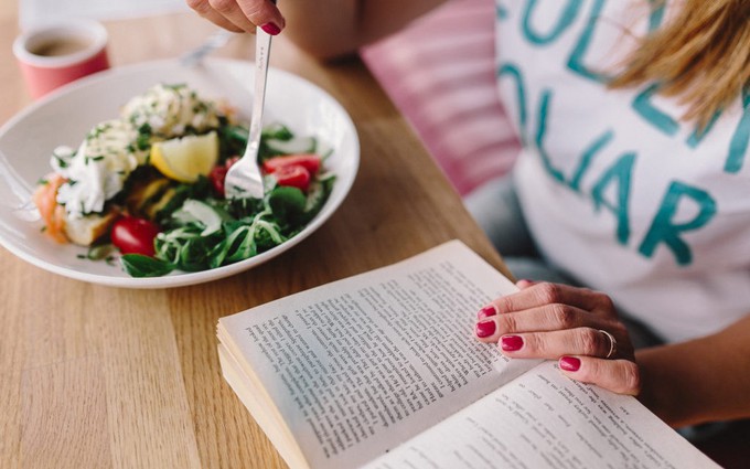 Bị mắc ung thư dạ dày ở tuổi 20 chỉ vì thói quen vừa ăn vừa đọc sách