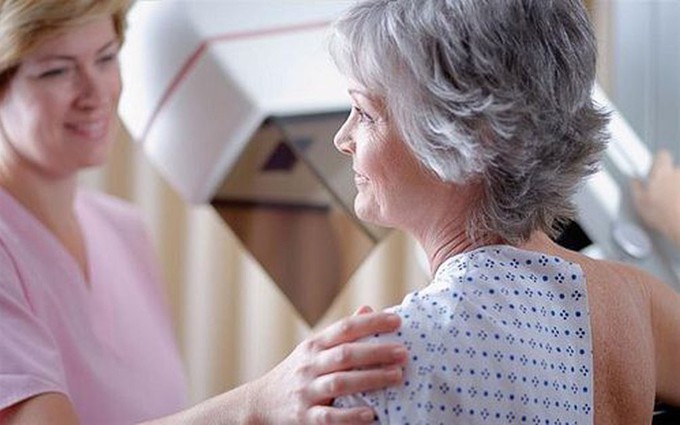 Điều trị ung thư vú giai đoạn đầu ở phụ nữ tuổi mãn kinh bằng liệu pháp nội tiết
