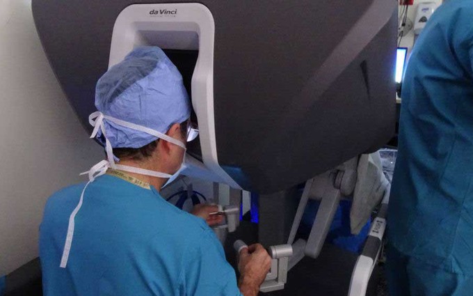 Cuộc phẫu thuật ghép buồng trứng đông lạnh 11 năm bằng robot cho cô gái sau hóa trị ung thư máu