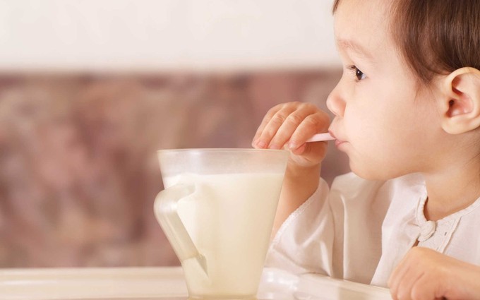 Mẹ băn khoăn chọn sữa cho bé trên 1 tuổi