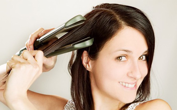 Việc duỗi tóc tại nhà có thể tiết kiệm được chi phí nhưng cũng tiềm ẩn nhiều rủi ro cho mái tóc của bạn. Hãy xem hình ảnh của chúng tôi để biết cách duỗi tóc một cách đúng cách và an toàn nhất, giúp cho mái tóc của bạn trông đẹp hơn bao giờ hết.