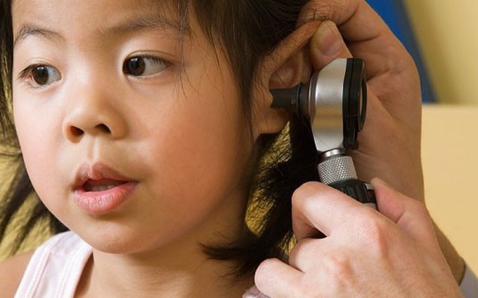 Dị vật ở tai có thể gây ù tai hoặc nghe kém