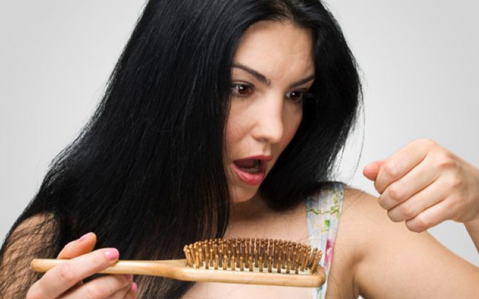 Rụng tóc nhiều là bệnh gì? Khám phá những bí ẩn về rụng tóc