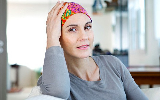 Rụng tóc khi điều trị ung thư vú, người bệnh cần làm gì?
