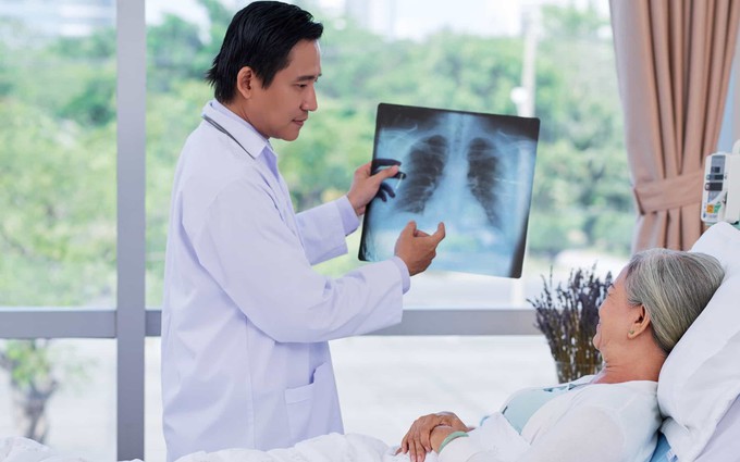 Điều trị viêm phổi cho bệnh nhân ung thư vú di căn