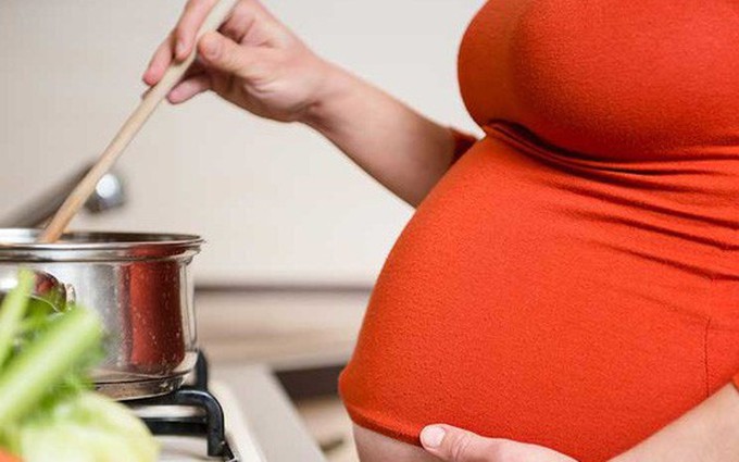 Những nguy hại của việc thừa natri khi mang thai