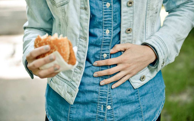 5 thói quen gây hại cho dạ dày cần từ bỏ ngay