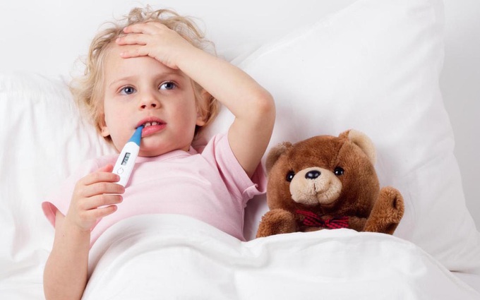 4 điều cần chú ý khi chăm sóc trẻ bị sốt virus cha mẹ nên nhớ