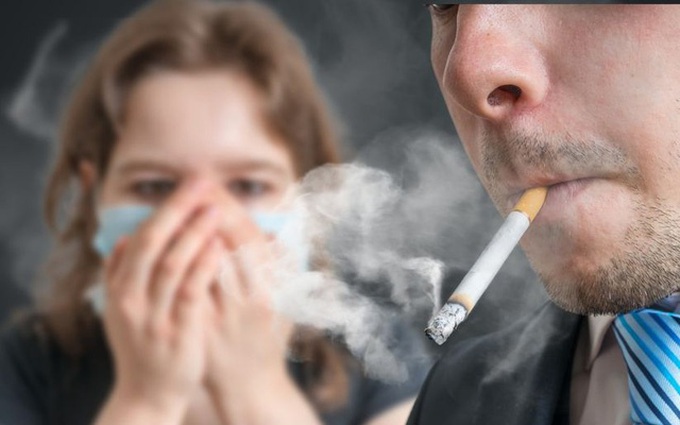 Hút thuốc lá thụ động là gì? Có nguy hiểm không và cách để giảm tác hại của khói thuốc lá khi hít phải