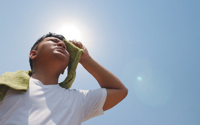Trời nắng nóng cần làm gì để tránh say nắng, sốc nhiệt, đột quỵ?