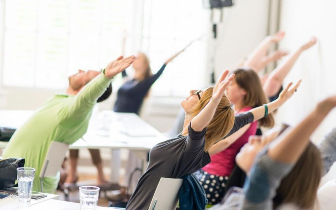Bài tập yoga giúp dân văn phòng phòng tránh bệnh thoát vị đĩa đệm cột sống