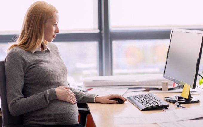Hướng dẫn tư thế ngồi đúng để ngăn ngừa đau mỏi vai gáy khi mang thai