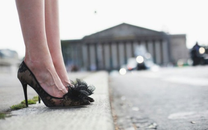 Đi giày cao gót thường xuyên có thể khiến bạn bị cong vẹo cột sống, biến dạng ngón chân