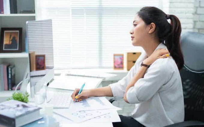 Chữa đau lưng ở dân văn phòng như thế nào và cần lưu ý gì?