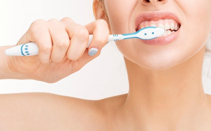 Người bệnh ung thư thực quản nên sử dụng loại kem đánh răng và nước súc miệng nào?